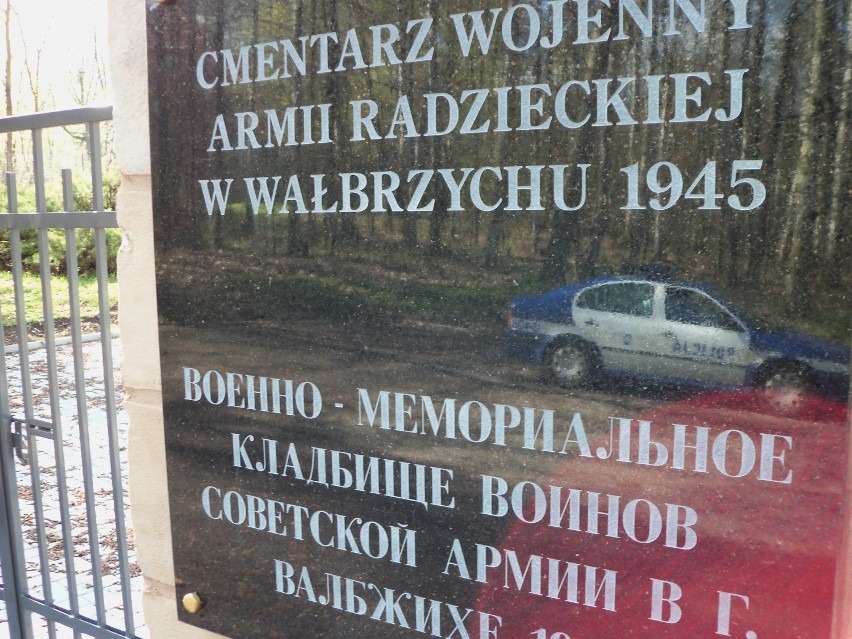 Nieznani sprawcy zniszczyli pomnik przy cmentarzu wojsk...