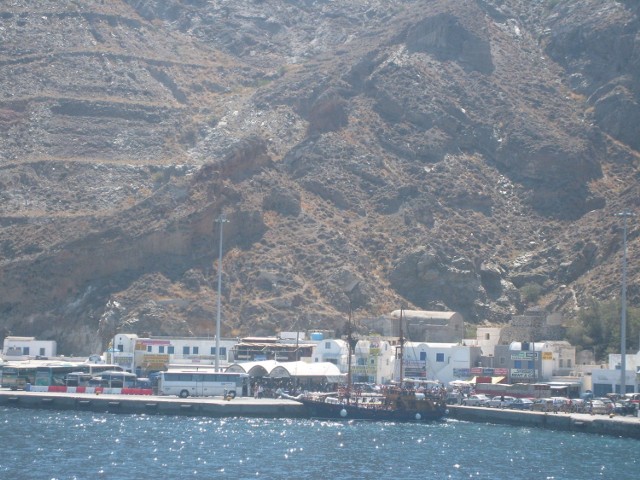 Taki widok Santorini jawi się każdemu, kto od strony Krety przybija do portu. Fot. Krzysztof Krzak