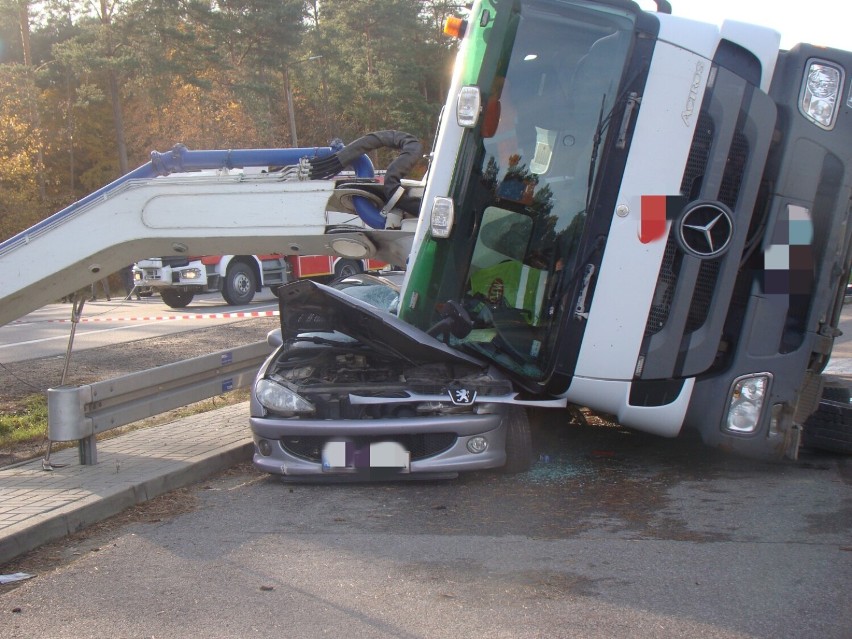 Ciężarówka z betonem przewróciła się i zgniotła auto. Na szczęście w zgniecionym pojeździe nikogo nie było