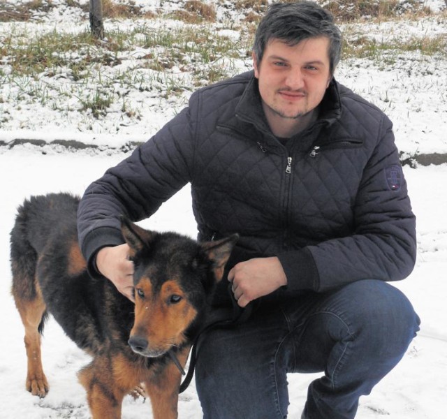 Wycieńczonym psem z Bochni zajął się weterynarz Paweł Szpar. Zwierzak został nakarmiony, przebadany i odrobaczony