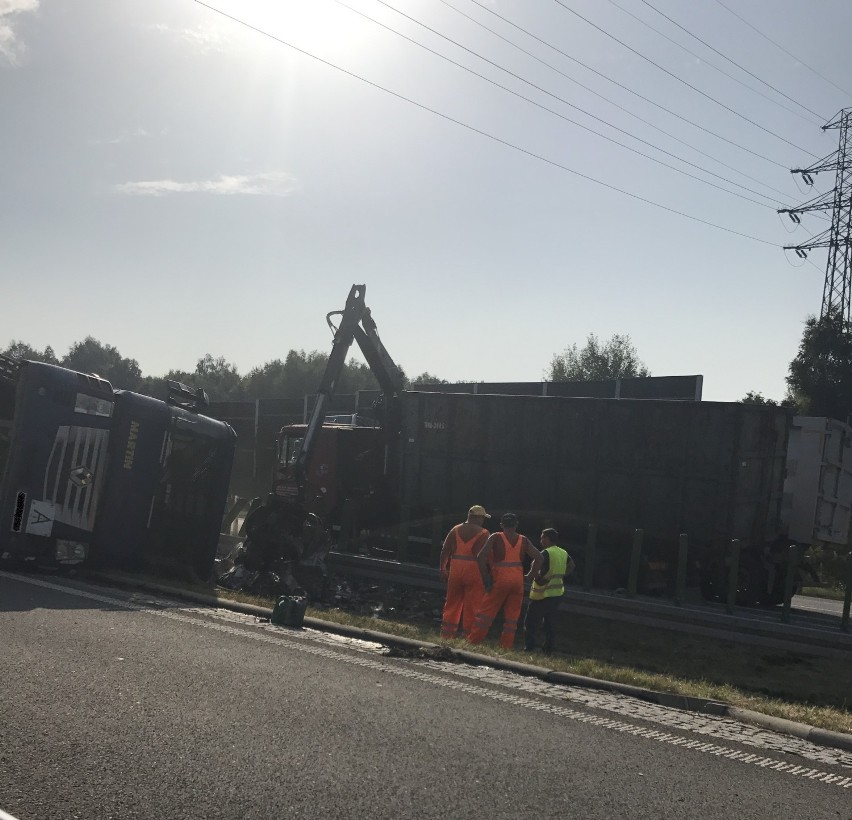 Na autostradzie A1 wywróciła się ciężarówka ze złomem