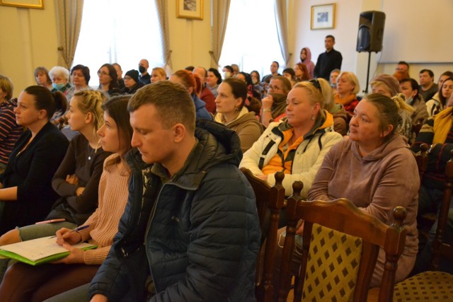 W Miejskim Centrum Kulturalnym w Lipnie odbyło się spotkanie władz miejskich oraz szefów niektórych  jednostek organizacyjnych w uchodźcami z Ukrainy oraz z osobami, które goszczą ich w swoich domach.