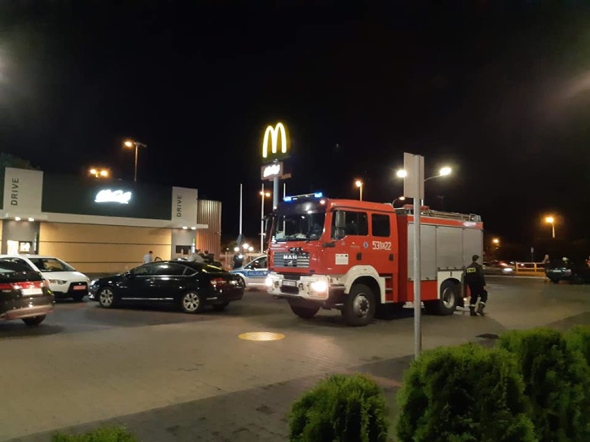 Wypadek w Sieradzu. Samochód wjechał w restaurację McDonald's w Sieradzu ZDJĘCIA