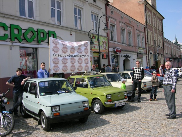 Miłośnicy zabytkowych pojazdów zorganizowali zlot klasyków w Skierniewicach. Właściciele starych aut i motocykli (klasyków) zgromadzili się na parkingu jednego z supermarketów. Później przejechali ulicami miasta do rynku, gdzie mieszkańcy mogli obejrzeć interesujące produkty motoryzacji krajowej i zagranicznej.