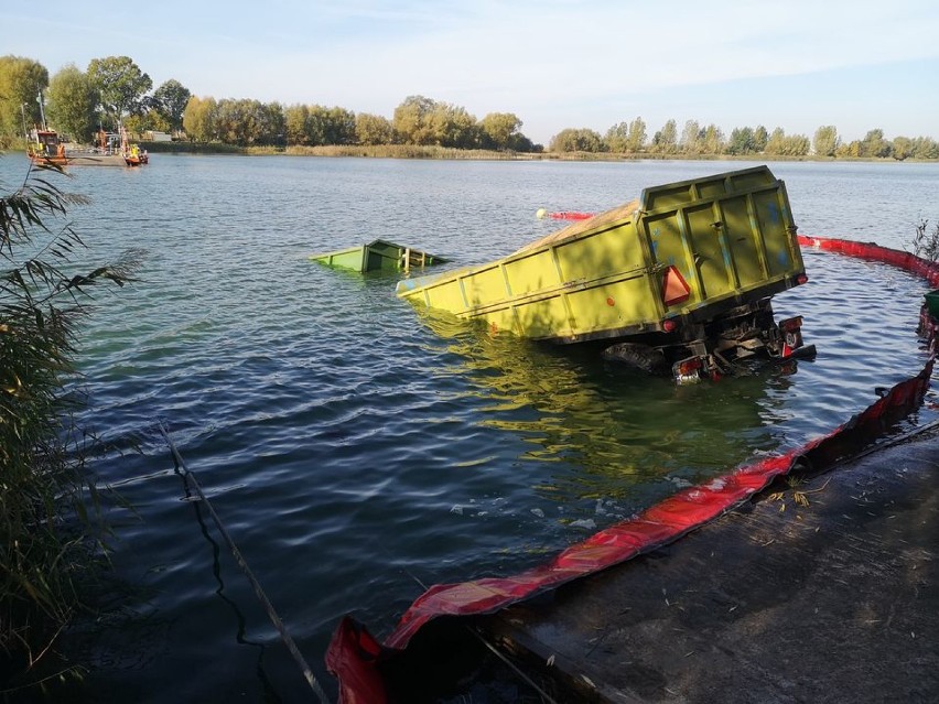 Ciągnik został już wyciągnięty z Gopła