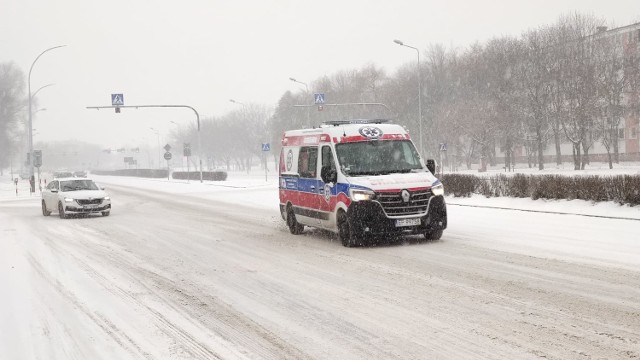 Atak zimy w Piotrkowie: ślisko na drogach i chodnikach, 30 stycznia 2021