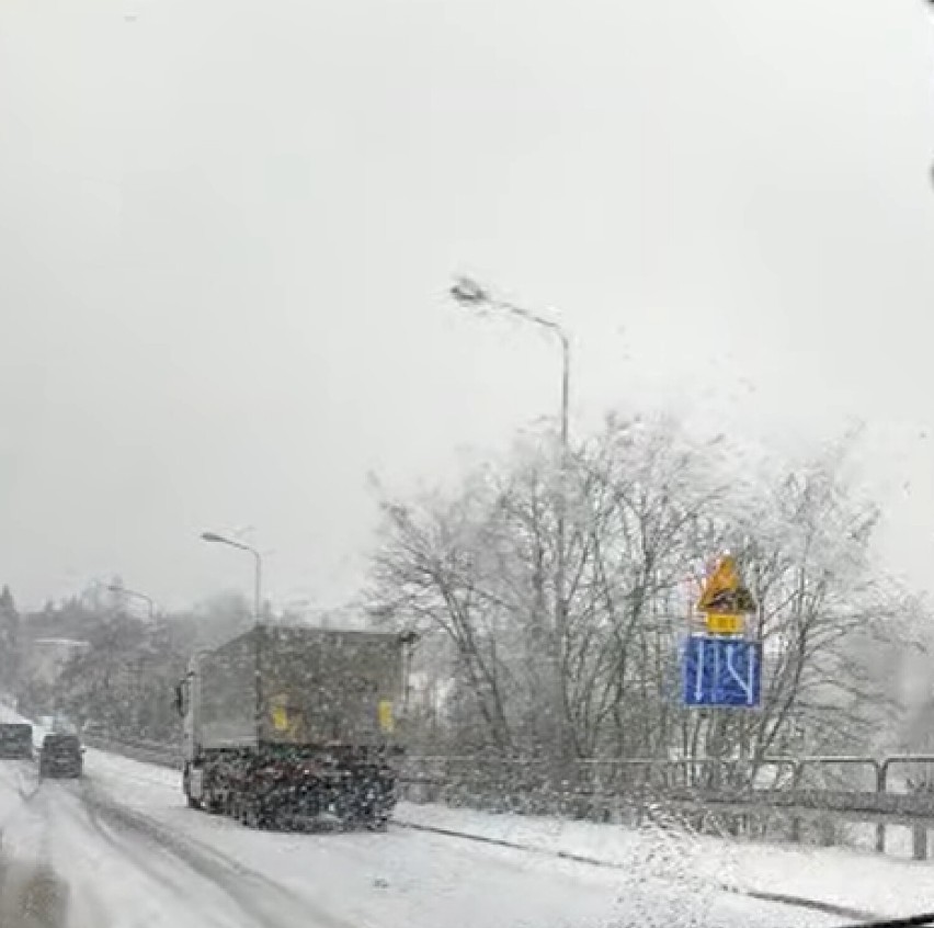 Po opadach śniegu pojawił się problem z podjazdem ciężarówek...