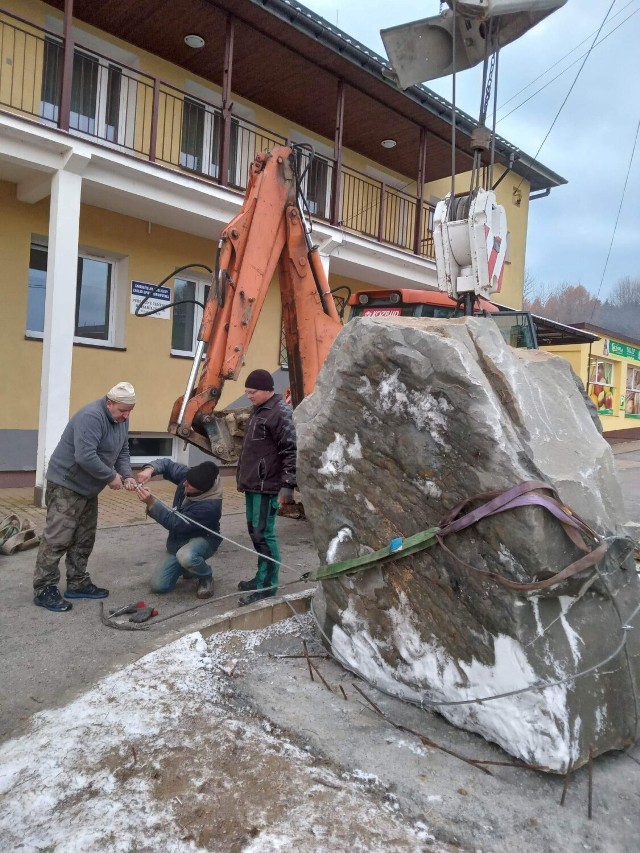 Obelisk stanie przy remizie OSP w Pagorzynie w gminie Lipinki