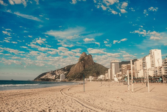 Poznaj 7 najpiękniejszych plaż miejskich z całego świata. Na liście zabrakło niestety takich popularnych plaż jak ta z Rio de Janeiro. Można za to znaleźć plaże z krajów takich jak Włochy, Polska, USA czy Norwegia.