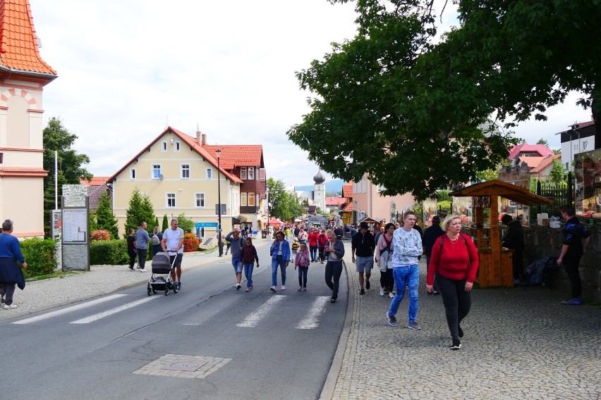 Tłumy turystów w Karpaczu i na Śnieżce w miniony weekend. Dolnośląskie kurorty przeżywają prawdziwe oblężenie! [ZDJĘCIA]