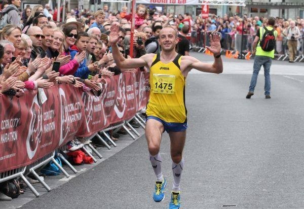 Bartosz Mazerski - na zdjęciu w zwycięskim maratonie w Cork - pragnie zdobyć Koronę Maratonów Świata