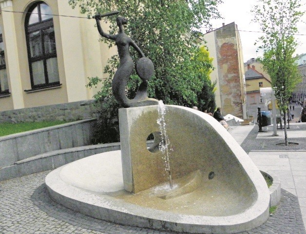 Bielsko-Biała: Fontanna przy pomniku Reksia traci kafelki, a Diabełek za dużo sika