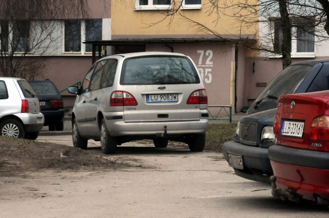 Czechów: Parkują auta na chodniku, trawniku, jezdni