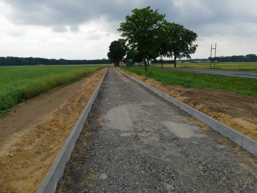 Góra. Ścieżka pieszo-rowerowa do Kłody Górowskiej nabiera kształtów. Inwestycja ma być gotowa do 3 sierpnia [ZDJĘCIA]