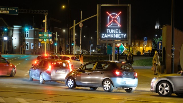 Uwaga, utrudnienia w Gliwicach! Tym razem film Strzępy zablokował ruch w tunelu na DTŚ.

Zobacz kolejne zdjęcia. Przesuwaj zdjęcia w prawo - naciśnij strzałkę lub przycisk NASTĘPNE