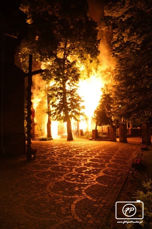 Ogień zniszczył dzwonnicę i zabytkowe dzwony w Rogoźnie