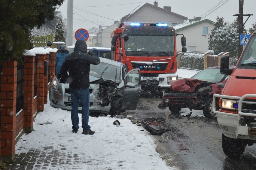 Wypadek na ul. POW w Wieluniu. 71-letni mężczyzna trafił do szpitala [ZDJĘCIA]