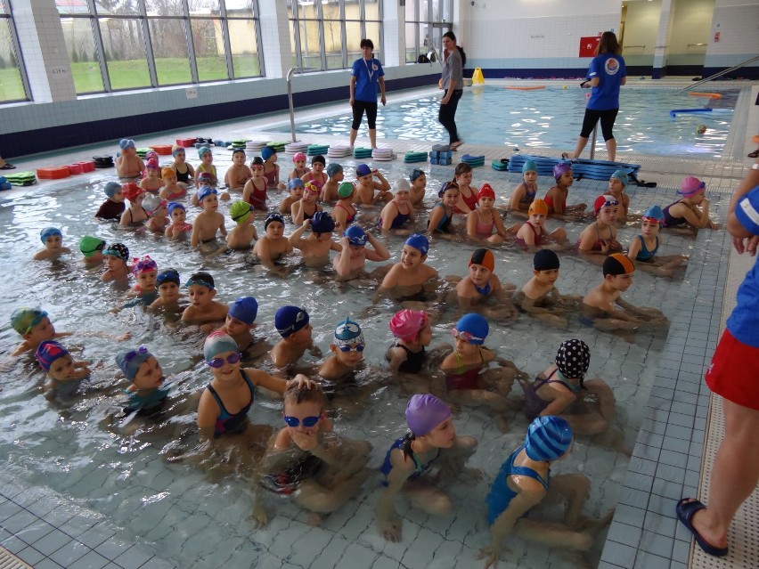 Na basenie w Kowalewie Pomorskim odbyło się podsumowanie tegorocznego projektu "Umiem Pływać"