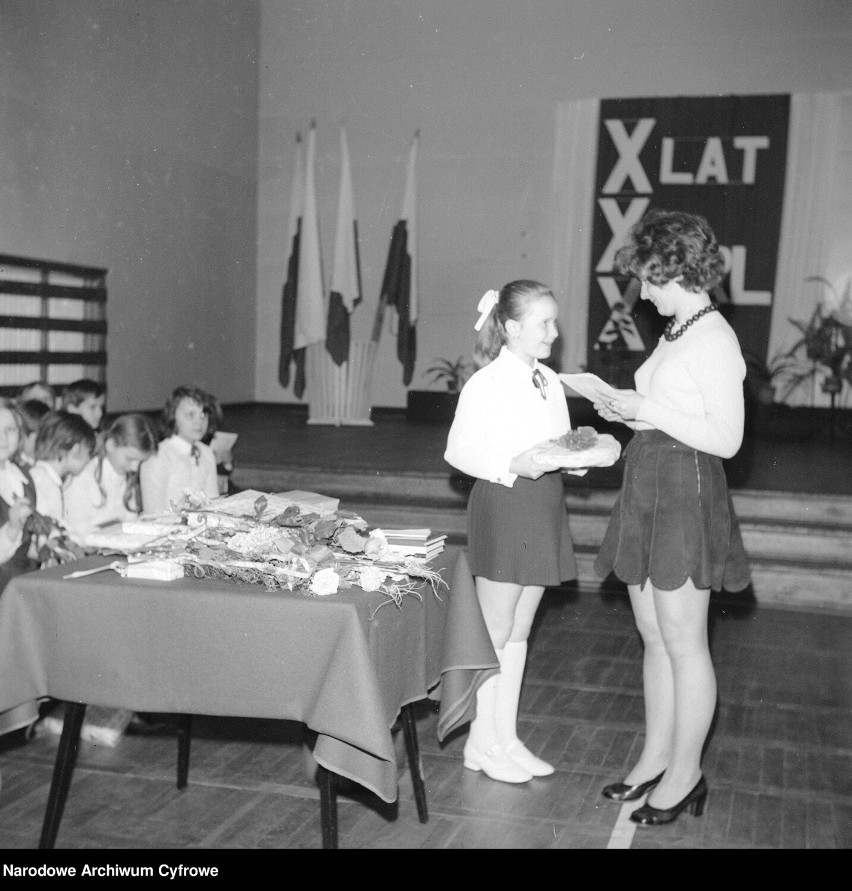 Rok 1974 - uczennica otrzymuje nagrodę