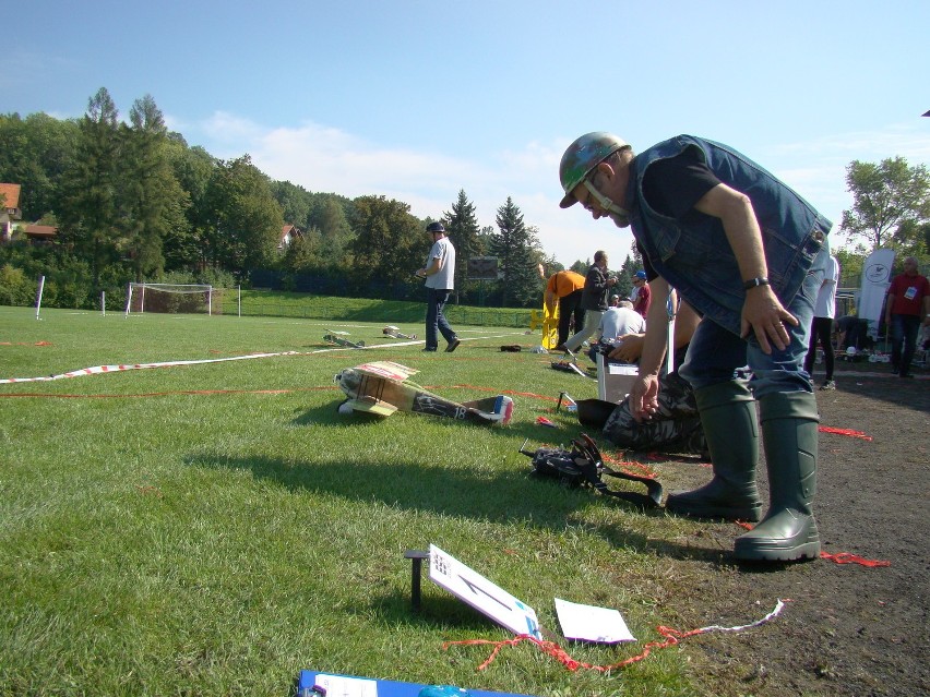 Powietrzne bitwy modeli samolotów nad Andrychowem [ZDJĘCIA, WIDEO]