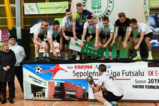 Triumfatorzy tegorocznej edycji Sępoleńskiej Ligi Futsalu Alan Maxfloor Studio Mardo.