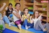 Nietypowe zajęcia fitness w przedszkolnej sali [GALERIA ZDJĘĆ]