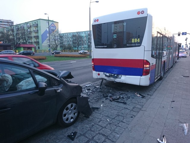 W zdarzeniu brały udział dwa auta osobowe i autobus linii 64. Zdjęcie z przystanku u zbiegu ulicy Szubińskie i Żwirki i Wigury w stronę miasta.