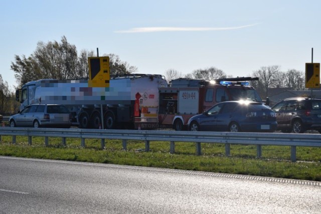 Gm. Nowy Dwór Gdański. Kilka godzin mogą potrwać utrudnienia na trasie nr 7 w okolicach Kmiecina po porannym zderzeniu dwóch ciężarówek. Obecnie zablokowany jest jeden z pasów ruchu.