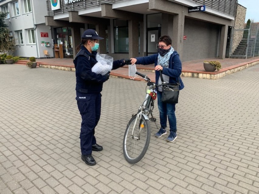 Po raz drugi policjantki rozdawały maseczki mieszkańcom gminy Nowa Wieś Lęborska