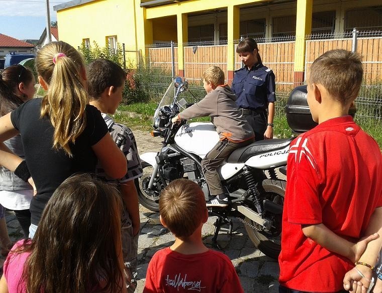 KPP Kwidzyn: Dzieci ze świetlicy środowiskowej odwiedziły kwidzyńską komendę policji
