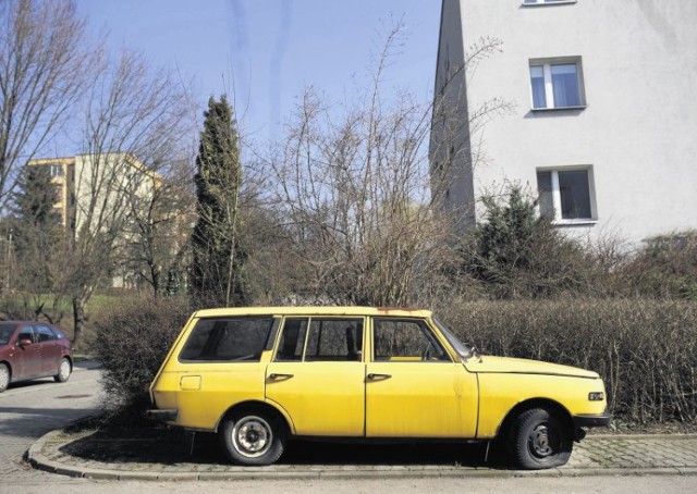 Żółty wartburg od lat stoi przy ulicy Majora