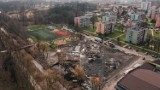 Nowy główny plac miejski powstaje w Porębie - ZDJĘCIA. Będzie kilka stref miejskich i wypoczynkowych oraz z drewniana tężnia solankowa