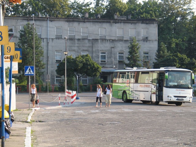 Dziś (w czwartek, 30.08) z żywieckiego dworca PKS nie wyjedzie ani jeden autobus PKS. Wszystko przez to, że prawie wszyscy pracownicy wyjechali na pikietę do Łodzi. Walczą o udziały spółki, które chcą odkupić od łódzkiego MPK, które jest większościowym udziałowcem ich przedsiębiorstwa.