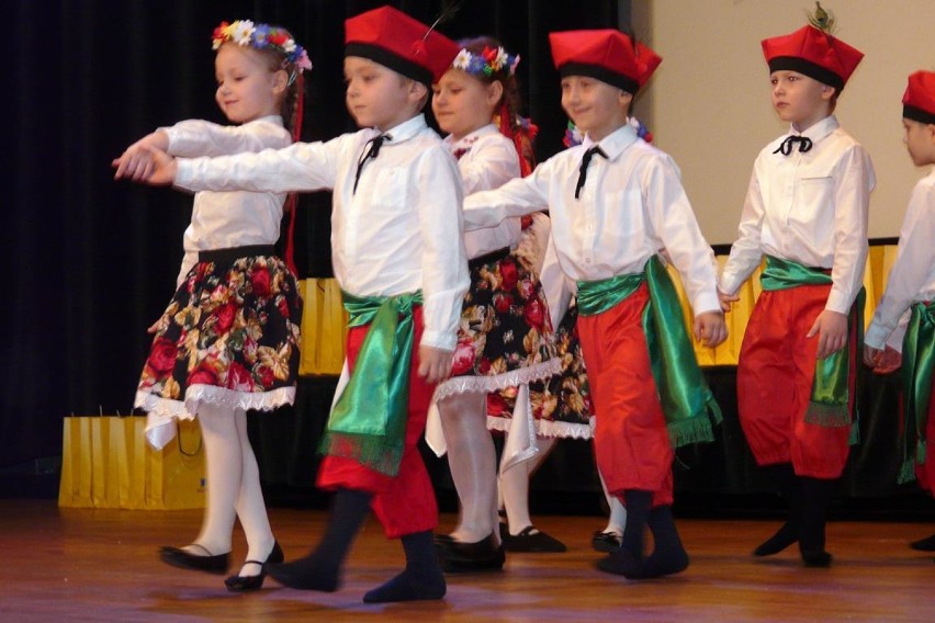 Tańczące brzdące na scenie Poloneza