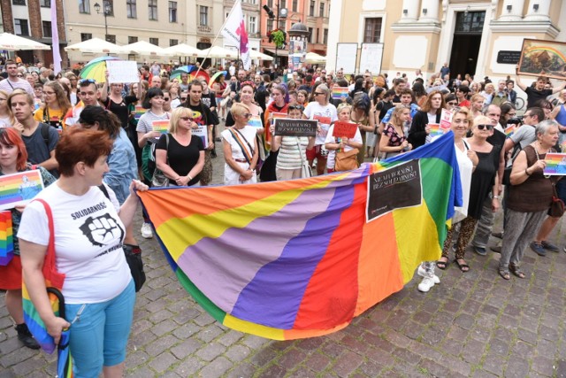 Toruński Strajk Kobiet zorganizował w sobotę 27 lipca o godz. 14 pod pomnik Mikołaja Kopernika na manifestację, która była odpowiedzią na zajścia podczas Marszu Równości w Białymstoku. Zobaczcie zdjęcia z manifestacji