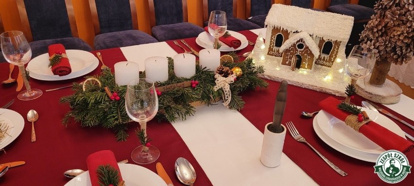 Przepiękne stoły bożonarodzeniowe wykonane przez uczniów Zespołu Szkół w Skępem [zdjęcia]