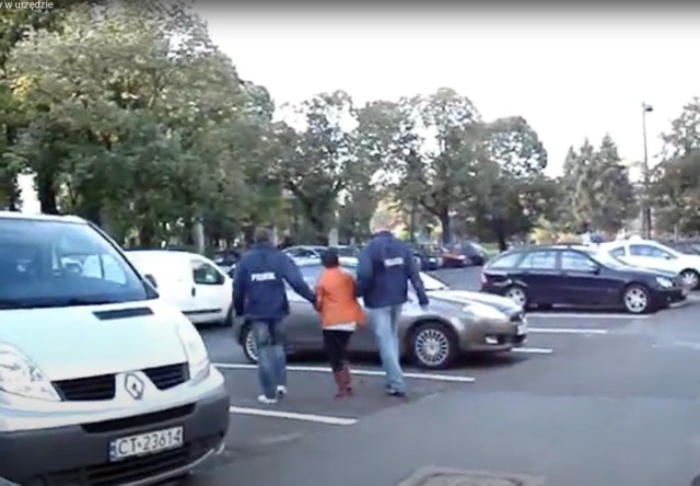 Elżbieta S. prowadzona przez policjantów w 2012 roku