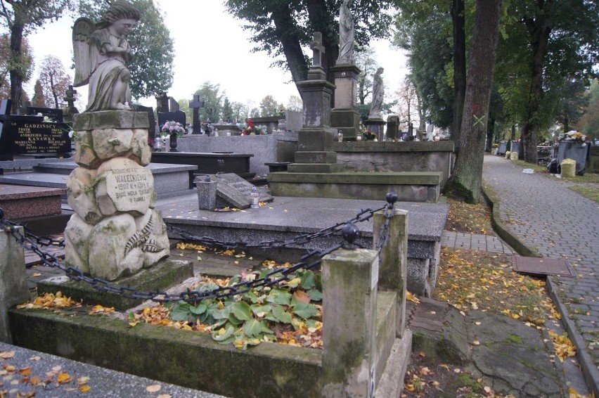 Wszystkich Świętych 2020. Cmentarze w Radomsku zamknięte, odbędą się tylko 3 pogrzeby