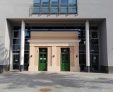 Szkoła w Warszawie z wyjątkowym wejściem. Do środka dostaniemy się przez zabytkową pompownię