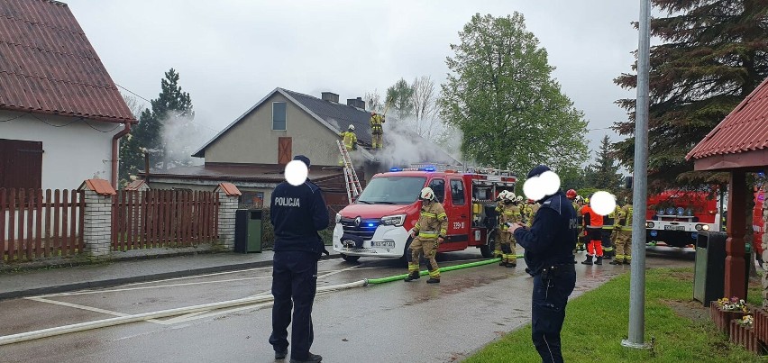 Pożar domu w gminie Zabierzów. Mieszkająca tam osoba zdążyła się ewakuować. Do gaszenia zadysponowano dziewięć zastępów straży pożarnych