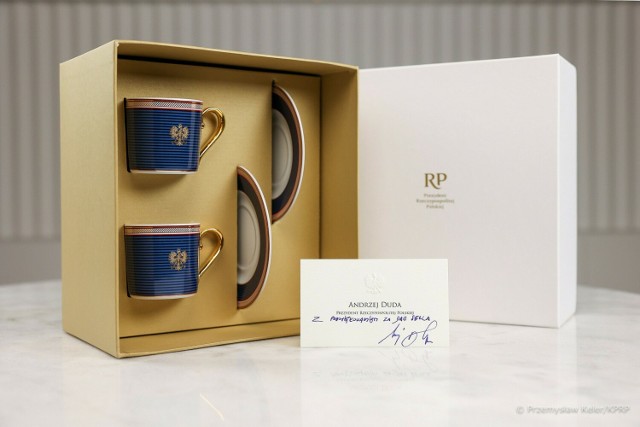 Prezydent Andrzej Duda na aukcję 32. Finału WOŚP przekazał reprezentacyjny zestaw filiżanek do espresso, do których został dołączony bilecik z osobistą dedykacją i podziękowaniem.