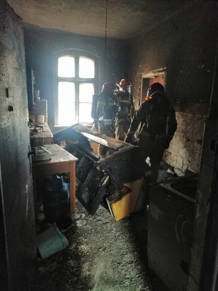 Pożar w kamienicy w Rudzie Śląskiej, przy ul. Bytomskiej. Mogło dojść do tragedii! Mężczyznę uratowali policjanci