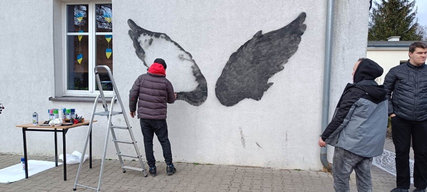 Skrzydła, które... uskrzydlają! Piękny mural Damiana Kłaczkiewicza w Szamotułach. Co oznacza?