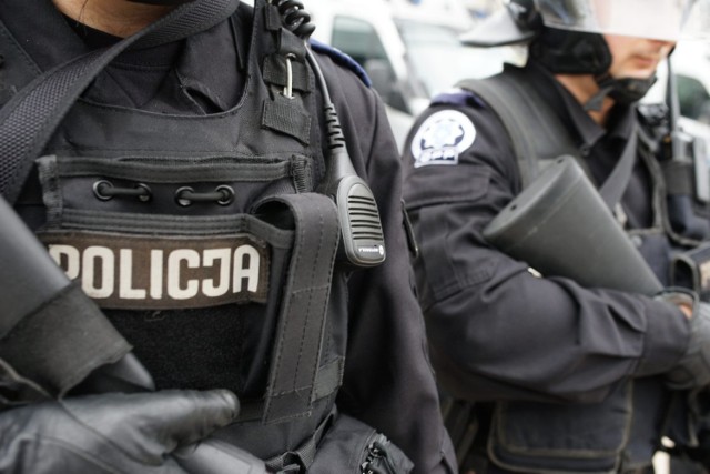 Dwóch policjantów włocławskiej komendy miejskiej miało podawać się w "stosunku do poszkodowanego przedsiębiorcy" za urzędników.