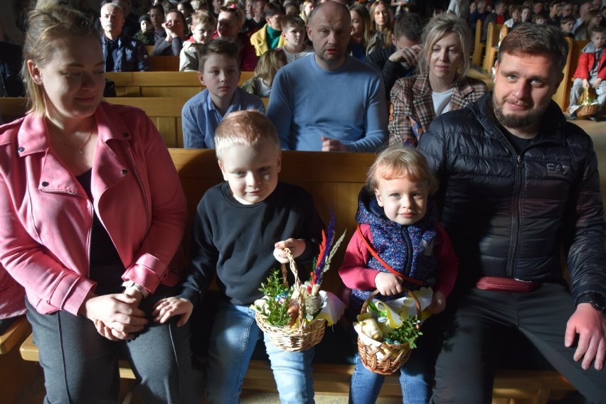 Tłumy rodziców z dziećmi nawiedziły w Wielką Sobotę kościół...