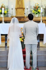 Ile księdzu za chrzest, ślub, pogrzeb? Sprawdzamy nieoficjalny „cennik"