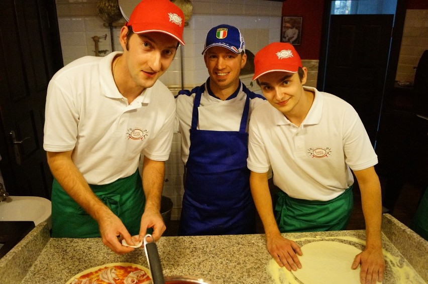 Kaliskiej pizzerii Tutti Santi patronuje Valerio Valle (w...