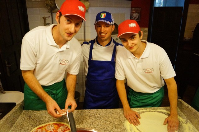 Kaliskiej pizzerii Tutti Santi patronuje Valerio Valle (w środku), wicemistrz świata w pizzy klasycznej.