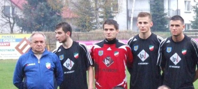 Karol Półtorak (w czerwonej koszulce) jesienią był pierwszym bramkarzem Przeboju Wolbrom, a wiosną chce spróbować swoich sił w Górniku Libiąż, by pozostać w III lidze piłkarskiej.