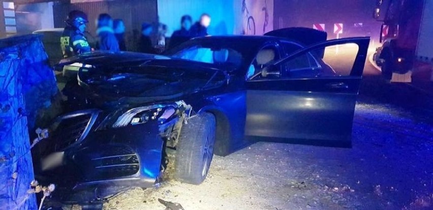 Wypadek na DK75 w Łososinie Dolnej. Samochód osobowy wypadł z drogi i uderzył w ogrodzenie [ZDJĘCIA]